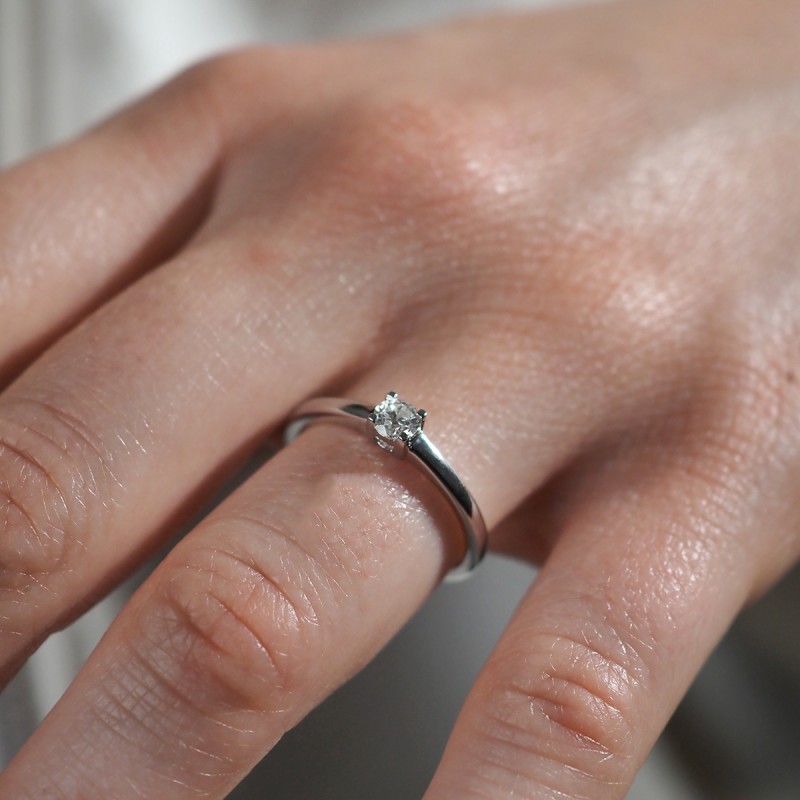 Bague Carador solitaire diamant griffes carrées en or 750/000