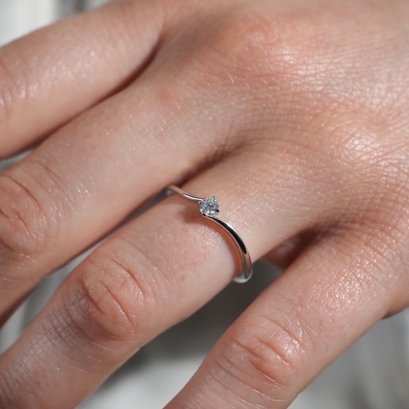 Bague solitaire torsade en or 750/000 et son diamant