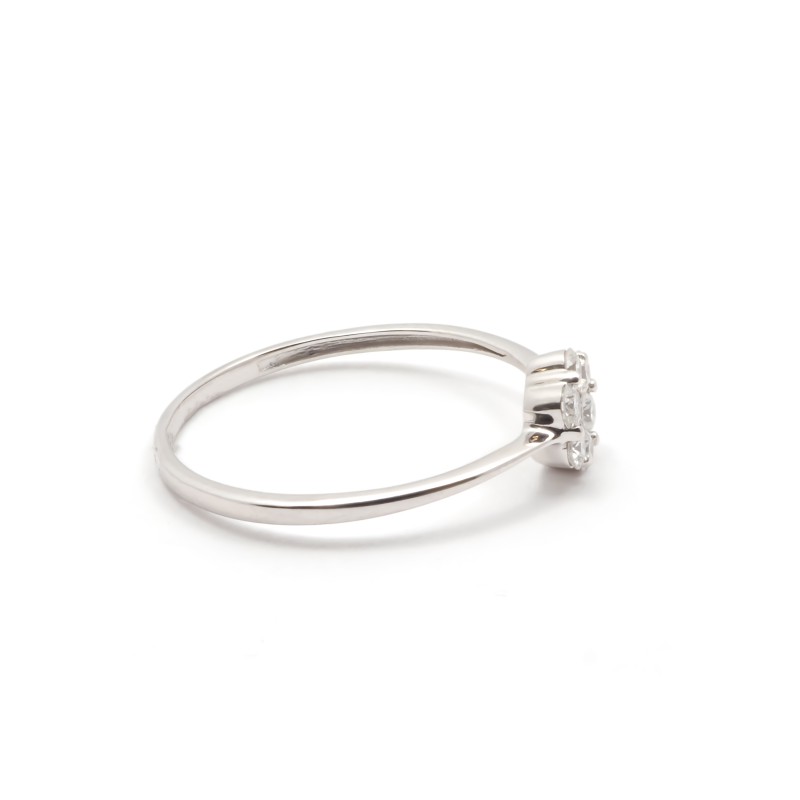 BAGUE OR BLANC 750/000 ET DIAMANTS FORME FLEUR