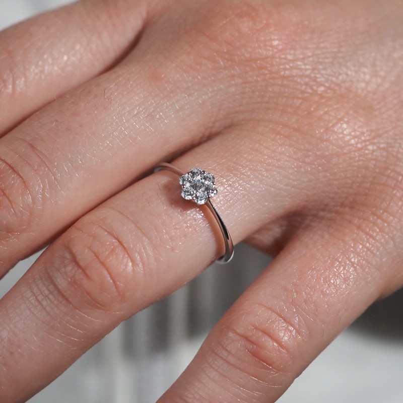 BAGUE OR BLANC 750/000 ET DIAMANTS FORME FLEUR