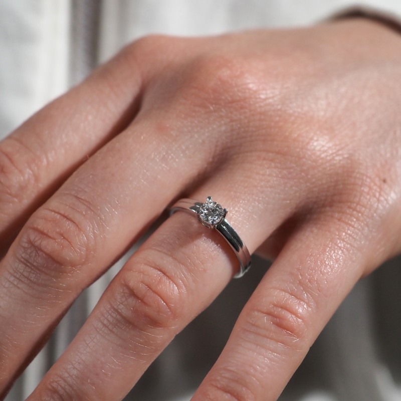 BAGUE SOLITAIRE OR BLANC 750/000 AVEC DIAMANT