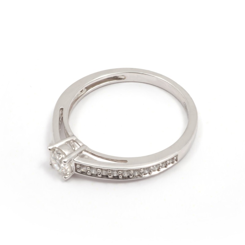 BAGUE SOLITAIRE ACCOMPAGNE OR BLANC 750/000 ET DIAMANTS