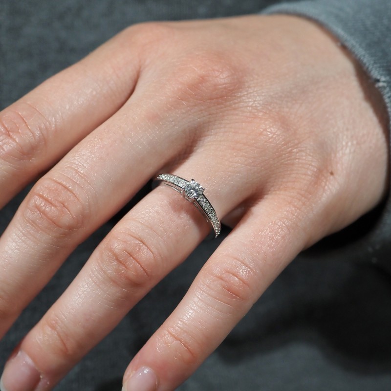 BAGUE SOLITAIRE ACCOMPAGNE OR BLANC 750/000 ET DIAMANTS