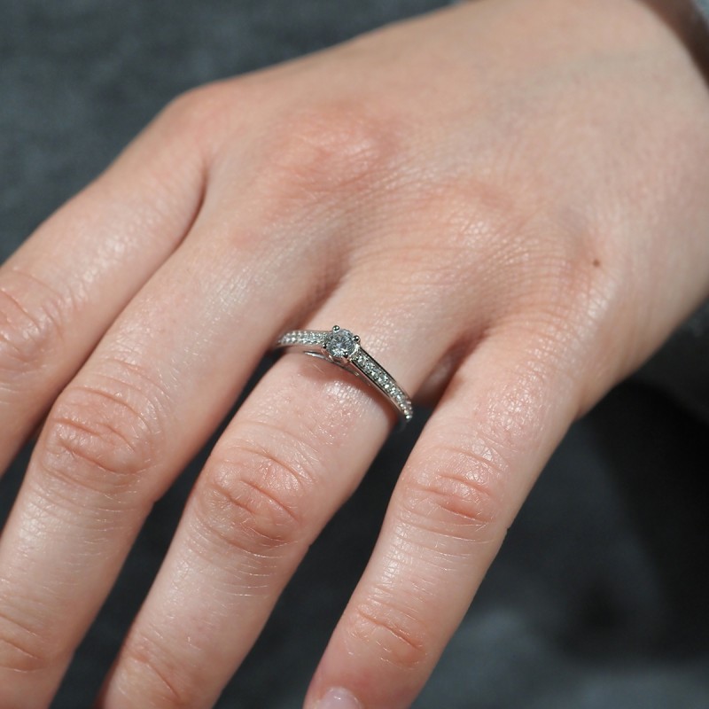 BAGUE SOLITAIRE ACCOMPAGNE OR BLANC 750/000 ET DIAMANTS
