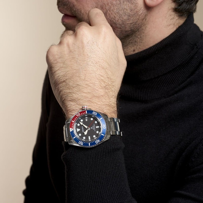 Montre Homme Seiko prospex en acier argenté avec lunette bleu et rouge