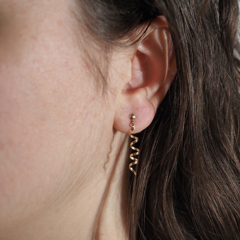 Boucles d'oreilles pendantes tourbillon en or jaune 750/000 CARADOR