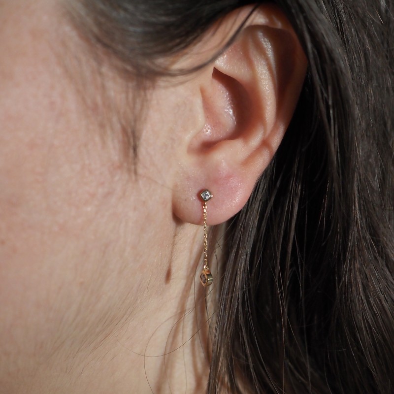 Boucles d'oreilles pendantes  en or jaune 750/000 et diamants CARADOR