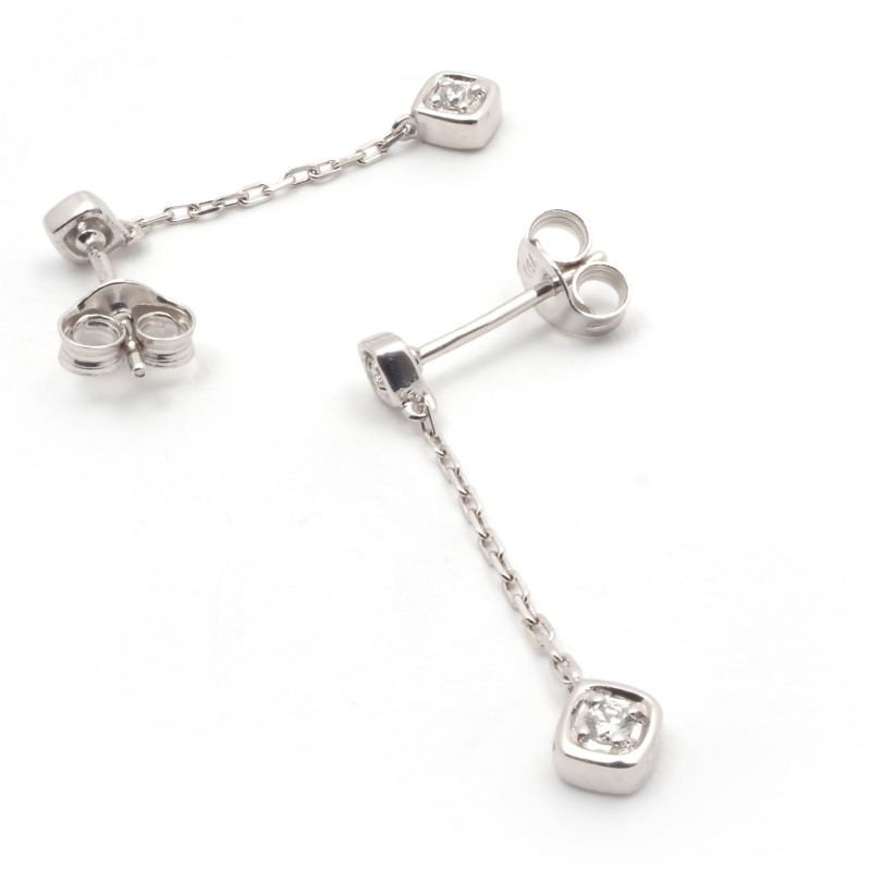 Boucles d'oreilles pendantes  en or blanc 750/000 et diamants CARADOR