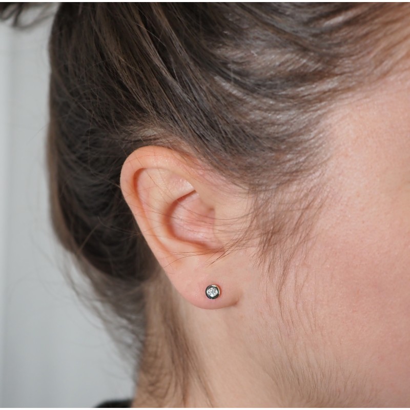 Boucles d'oreilles clous Carador diamant serti clos en or blanc 750/000