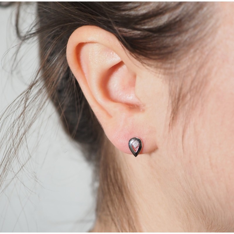 Boucles d'oreilles en or blanc 750/000 CARADOR diamants.