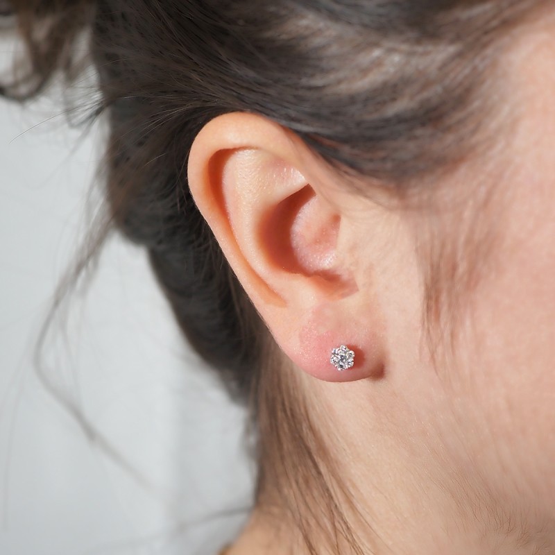 Boucles d'oreilles Carador clou en or blanc 750/000 et diamants