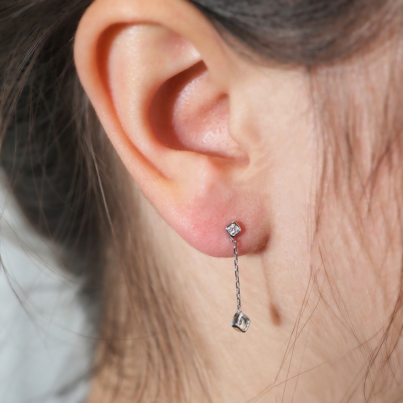 Boucles d'oreilles pendantes  en or blanc 750/000 et diamants CARADOR