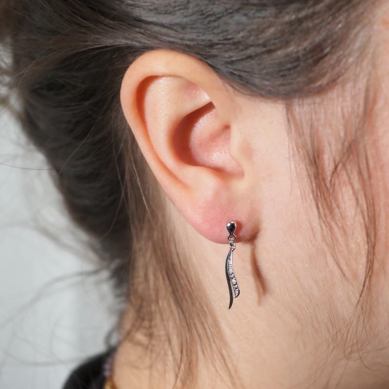 Boucles d'oreilles pendantes en or 750/000 et ses 4 diamants