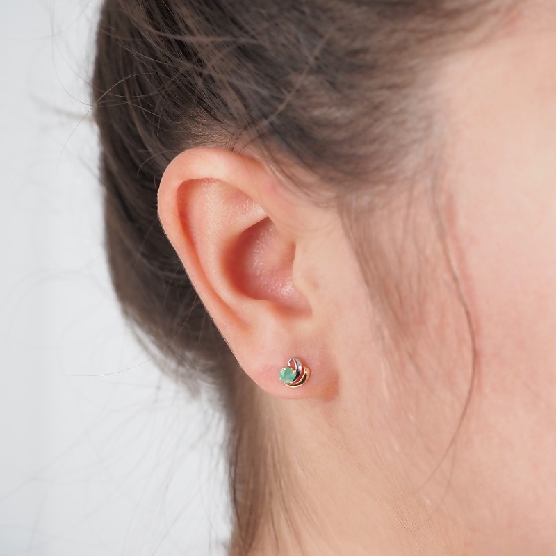 Boucles d'oreilles clous Carador baroque en or bicolore 750/000 et emeraude