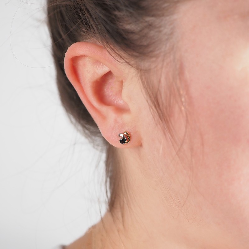 Boucles d'oreilles clous Carador baroque en or bicolore 750/000 et saphir