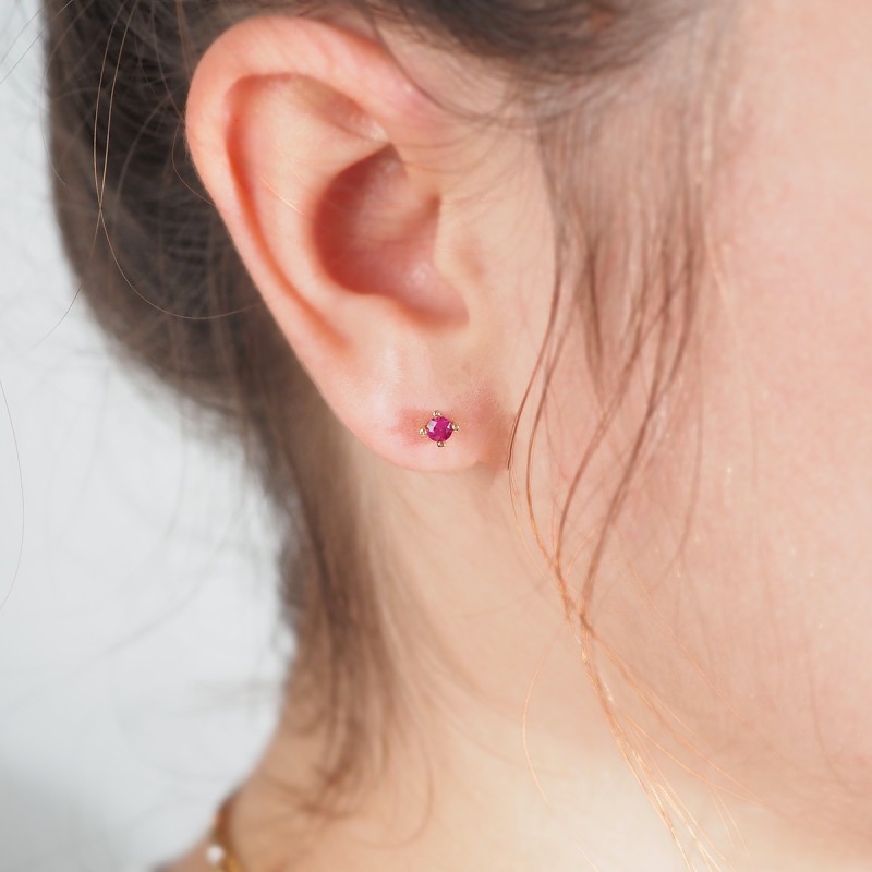 Boucles d'oreilles clous rubis 3 mm Carador en or jaune 750/00