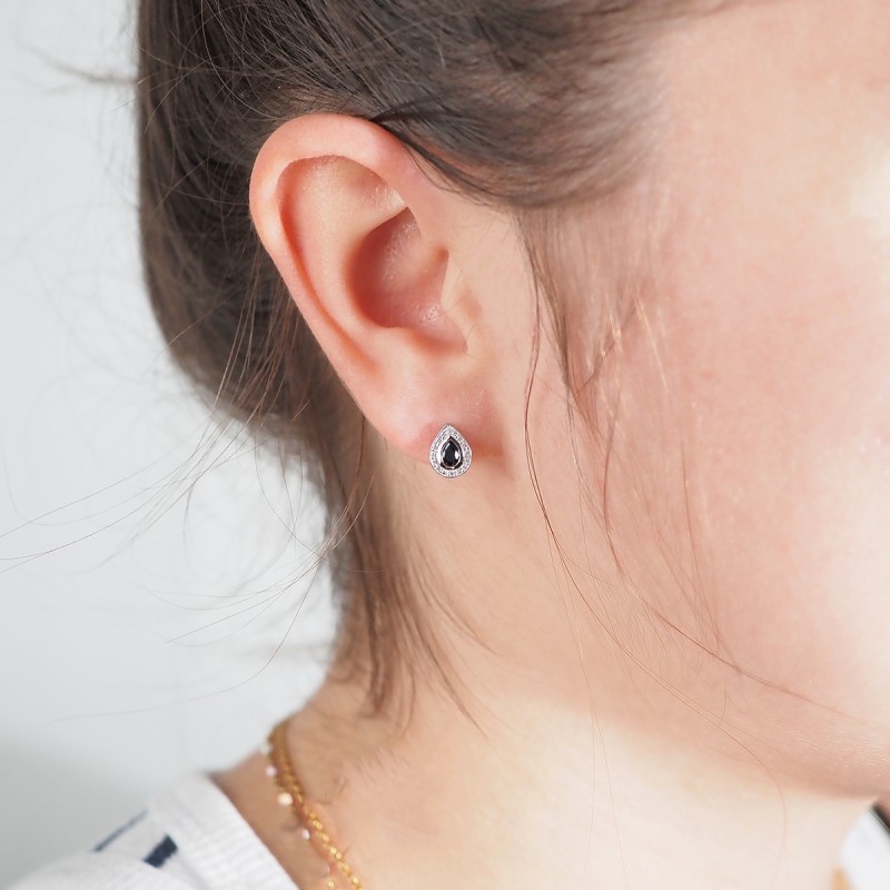Boucles d'oreilles clous or 750/000 saphir et diamants