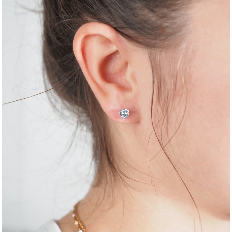 BOUCLES D'OREILLES CLOUS CARADOR EN OR BLANC 750/000 ET TOPAZE FORME COEUR