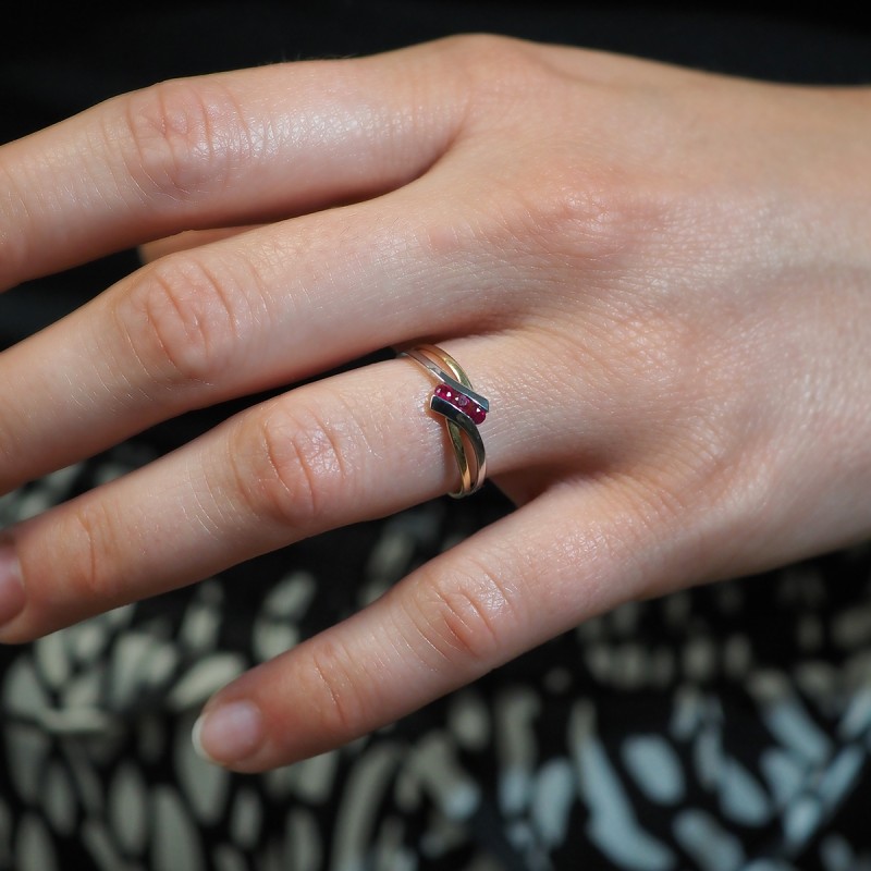 Bague en or 750/000 et rubis