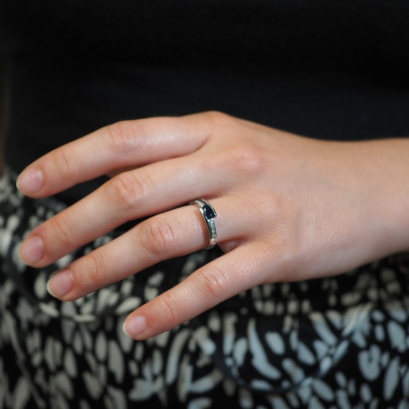 Bague Carador or blanc 750/000, diamants et saphir 0.6 cts