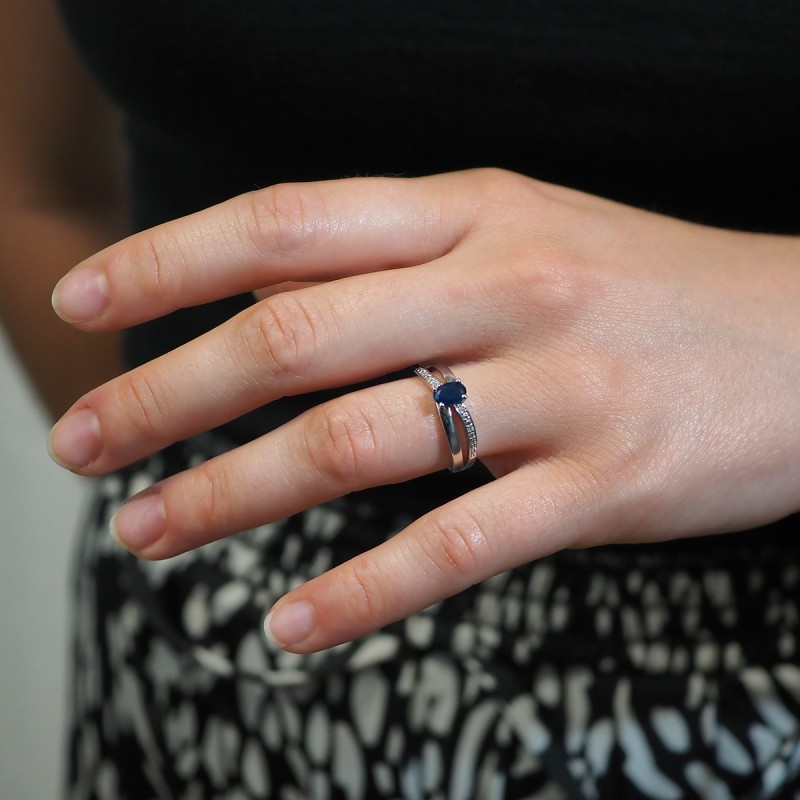 Bague en or 750/000 et saphir et diamants 0.064 carats