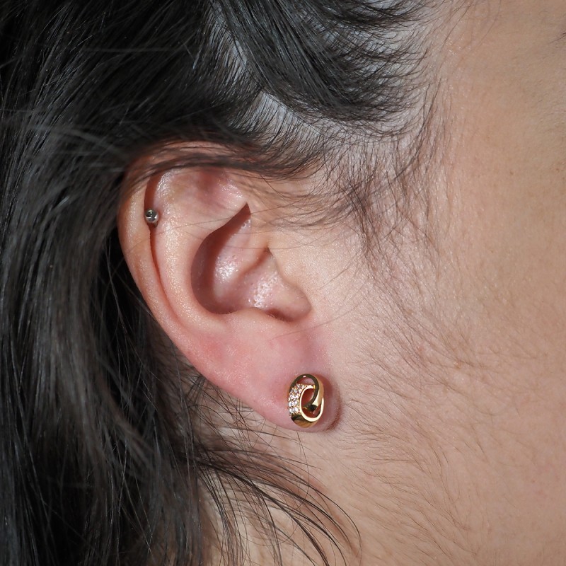 Boucles d'oreilles clous anneaux entremêlés femme carador en plaqué or avec oxydes de zirconium