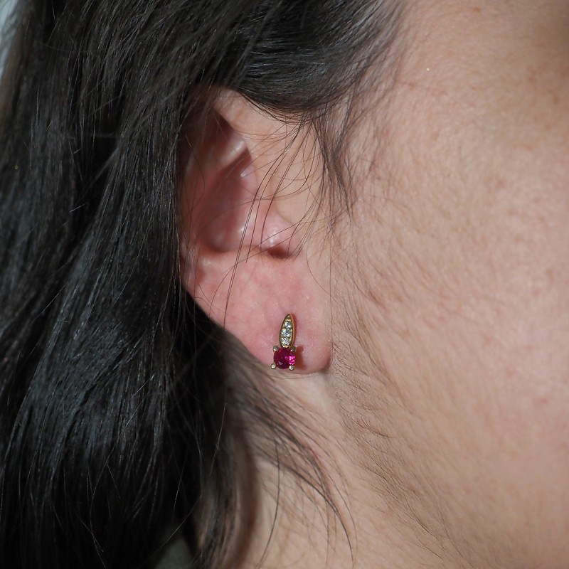 Boucles d'oreilles fantaisie femme carador en plaqué or avec spinelles blanche et rouge