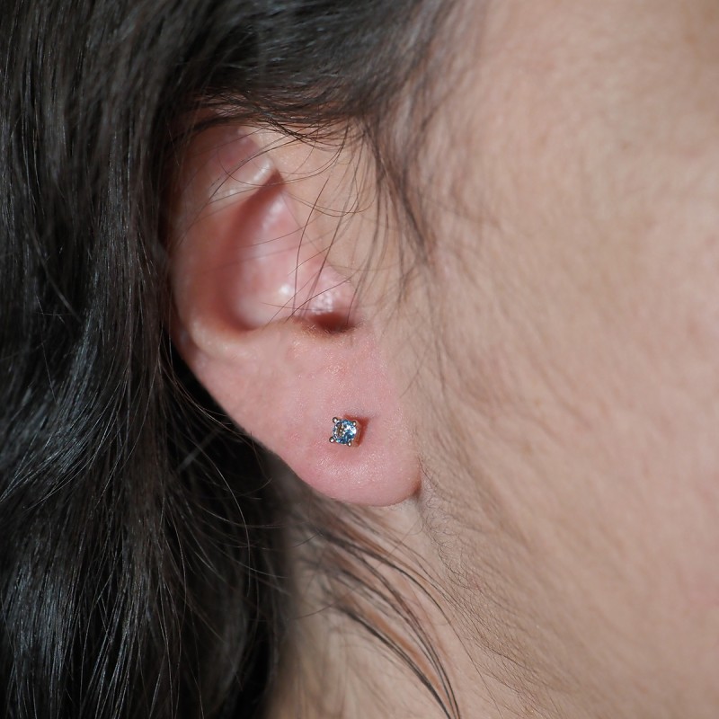 Boucles d'oreilles clous solitaires femme carador en plaqué or et spinelle bleu clair