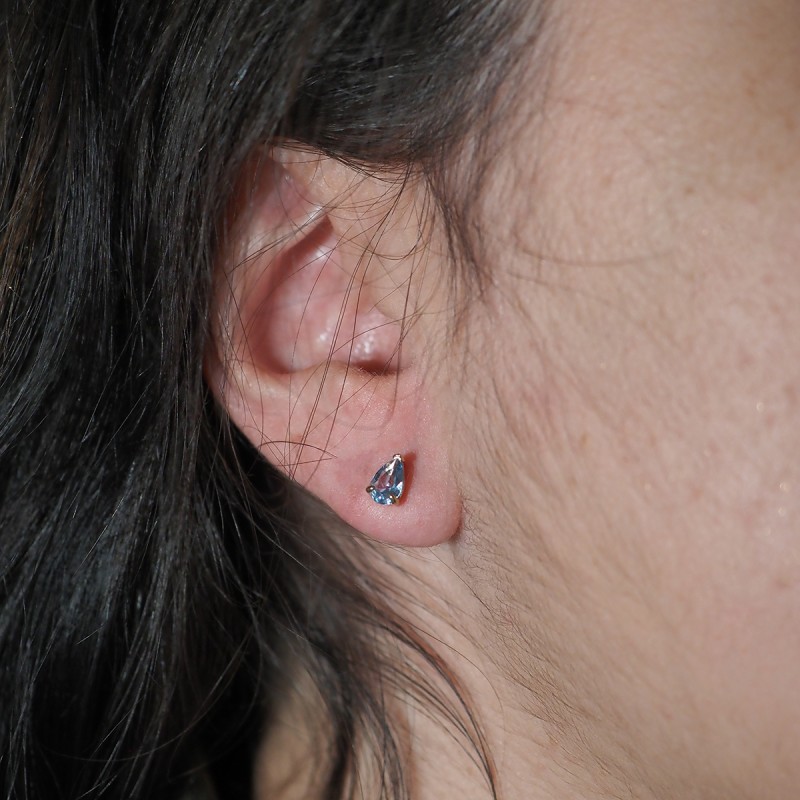 Boucles d'oreilles clous solitaires forme poire femme carador en plaqué or et spinelle bleu