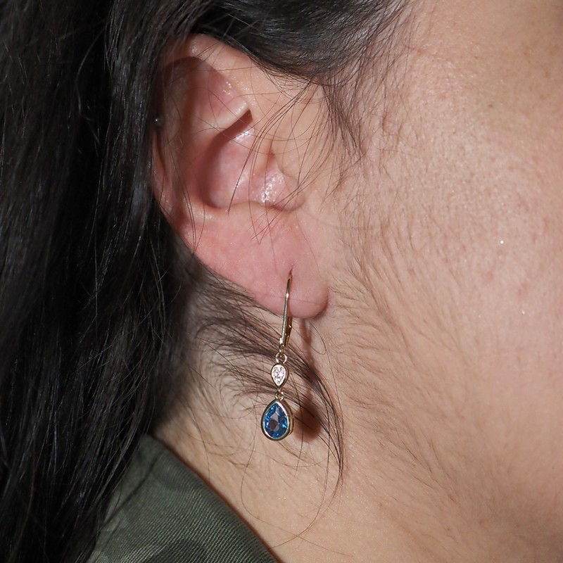 Boucles d'oreilles dormeuses femme carador en plaqué or avec oxydes de zirconium et spinelle bleu