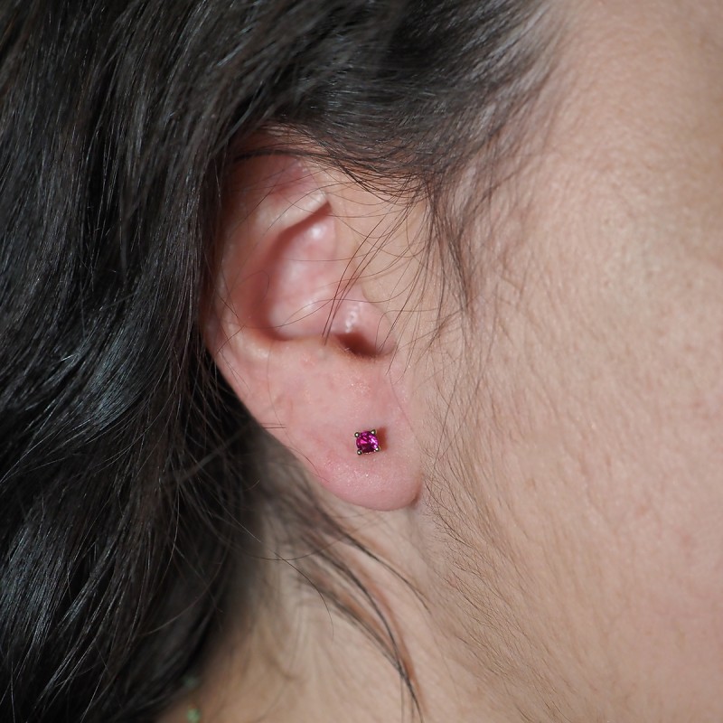Boucles d'oreilles clous solitaires femme carador en plaqué or et spinelle rouge
