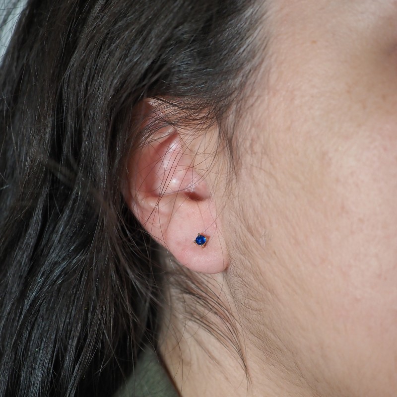 Boucles d'oreilles clous solitaires femme carador en plaqué or et spinelle bleu foncé