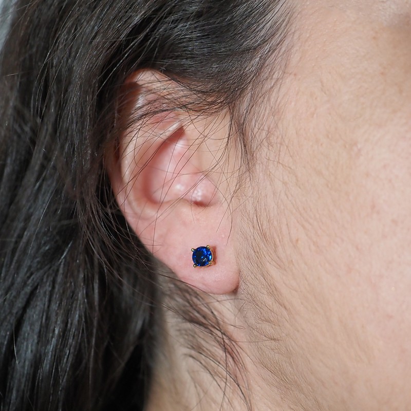 Boucles d'oreilles clous solitaires femme carador en plaqué or et spinelle bleu