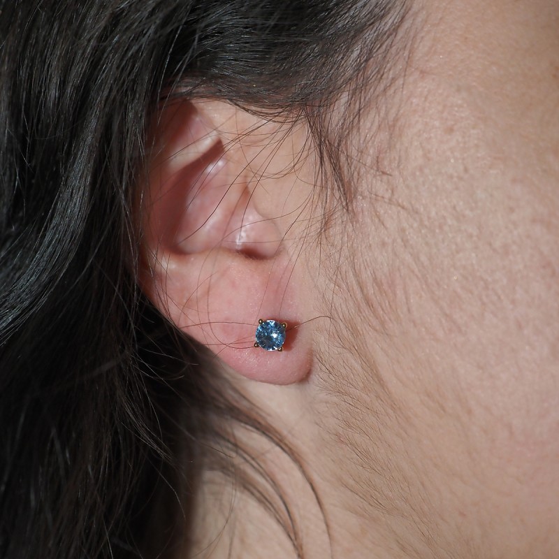 Boucles d'oreilles clous solitaires femme carador en plaqué or et spinelle bleu