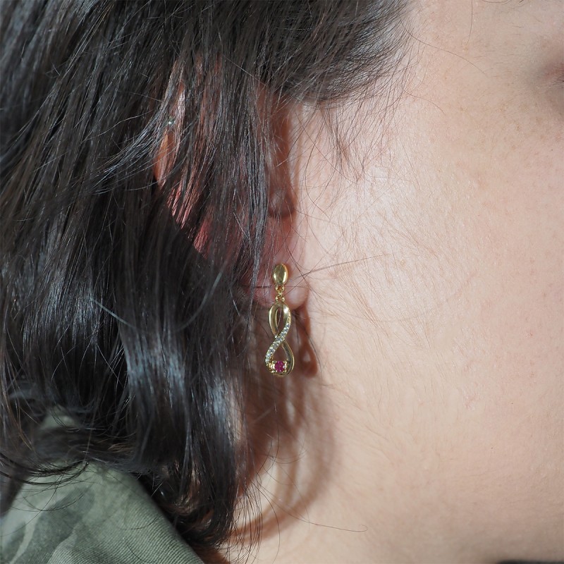 Boucles d'oreilles pendantes femme plaqué or avec oxydes de zirconium et pierres rouges