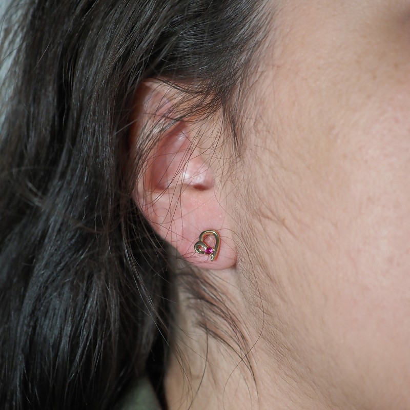 Boucles d'oreilles puces motif cœur femme carador en plaqué or avec spinelle rouge