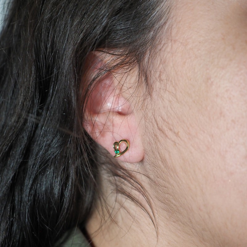 Boucles d'oreilles puces motif cœur femme carador en plaqué or avec oxyde de zirconium vert
