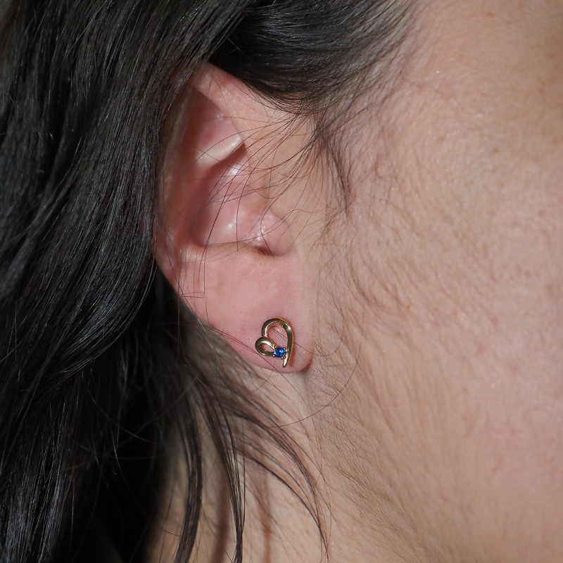 Boucles d'oreilles puces motif cœur femme carador en plaqué or avec spinelle bleu