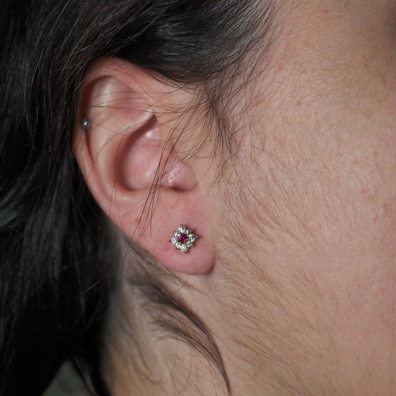 Boucles d'oreilles puces fantaisie femme carador en plaqué or avec oxydes de zirconium blanc et rouge