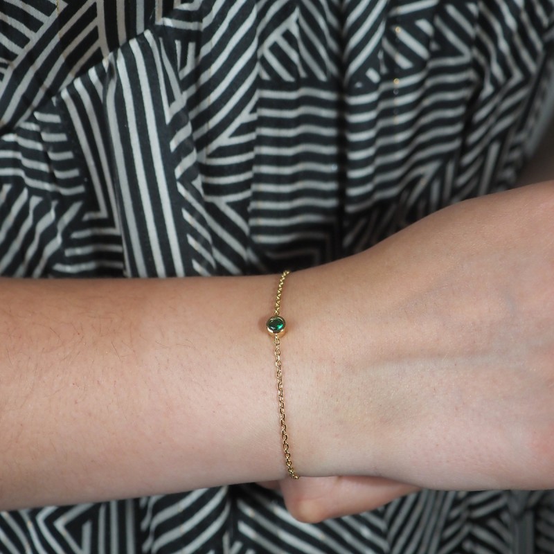 Bracelet solitaire serti clos femme carador en plaqué or avec spinelle verte