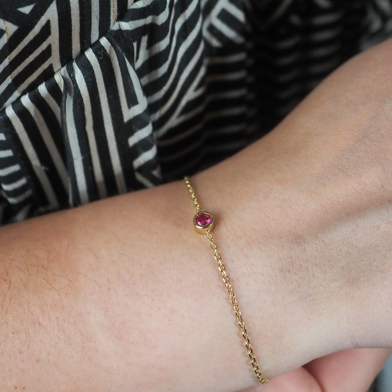 Bracelet solitaire serti clos femme carador en plaqué or avec spinelle rouge