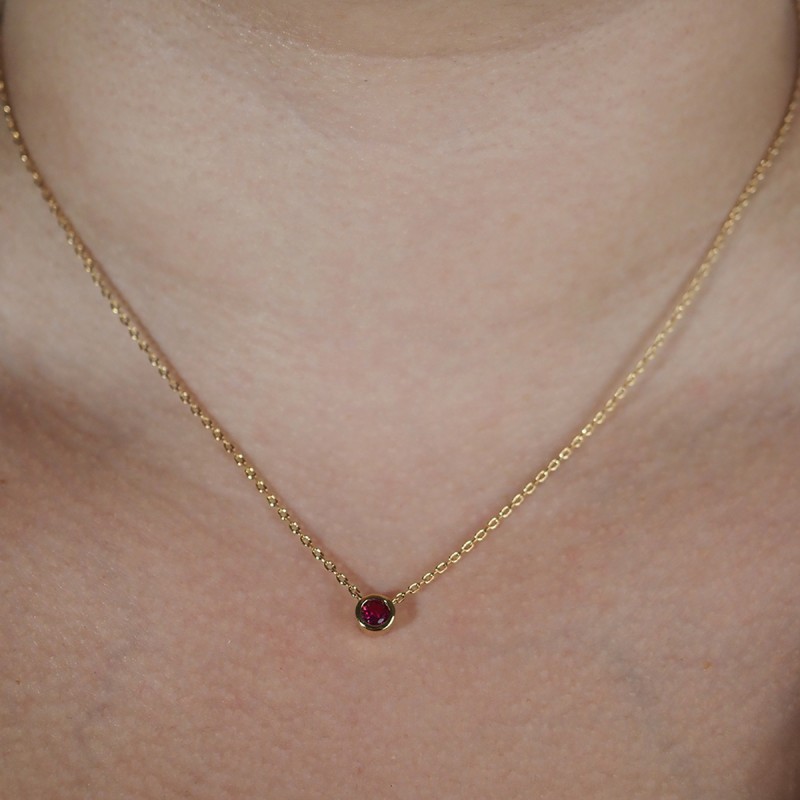 Collier solitaire femme carador en plaqué or avec spinelle rouge serti clos