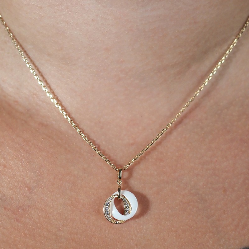 Collier fantaisie doubles anneaux entremêlés femme carador en plaqué or avec oxydes de zirconium et céramique blanche