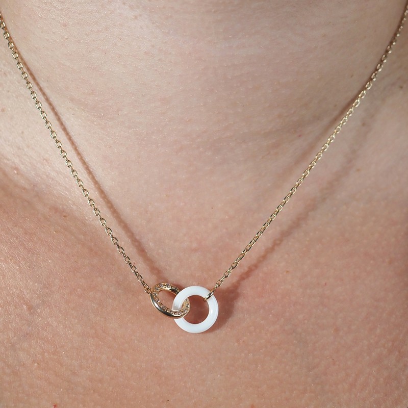 Collier fantaisie doubles anneaux entremêlés femme carador en plaqué or avec oxydes de zirconium et céramique blanche