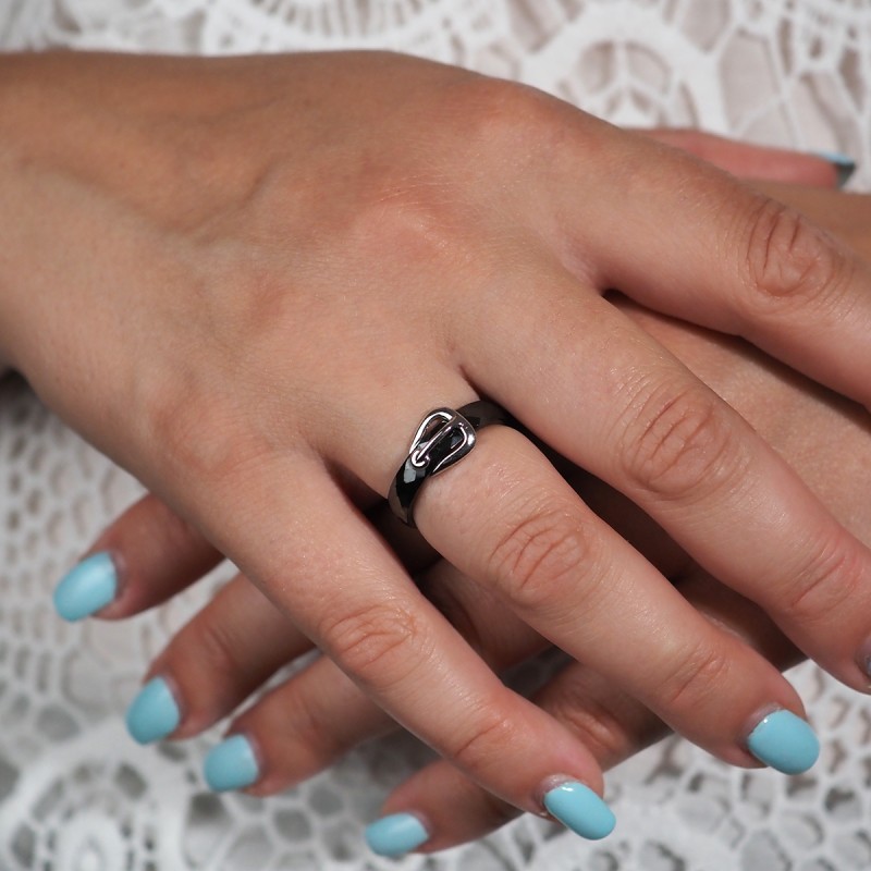Bague Femme Carador céramique noire facettée avec une boucle de ceinture en argent