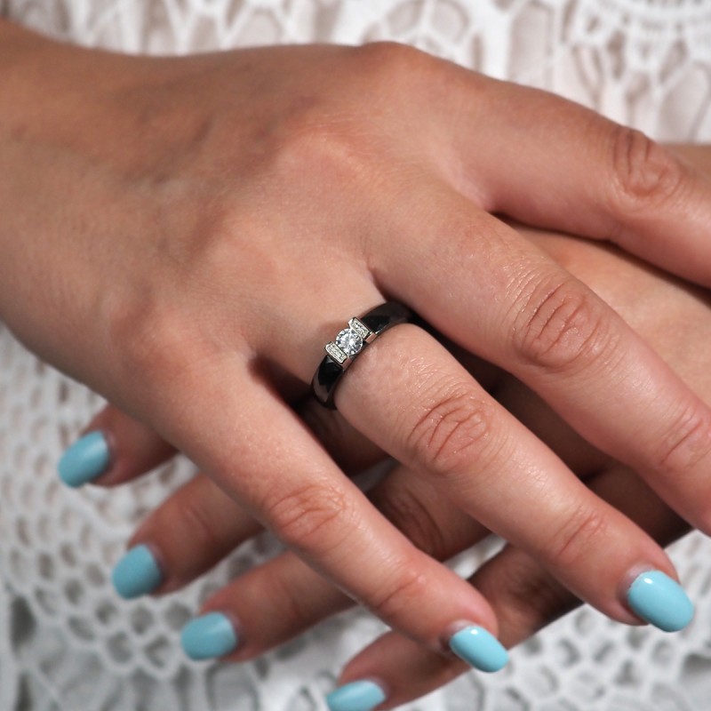 Bague Femme Carador en Céramique noire facettée avec oxydes de zirconium