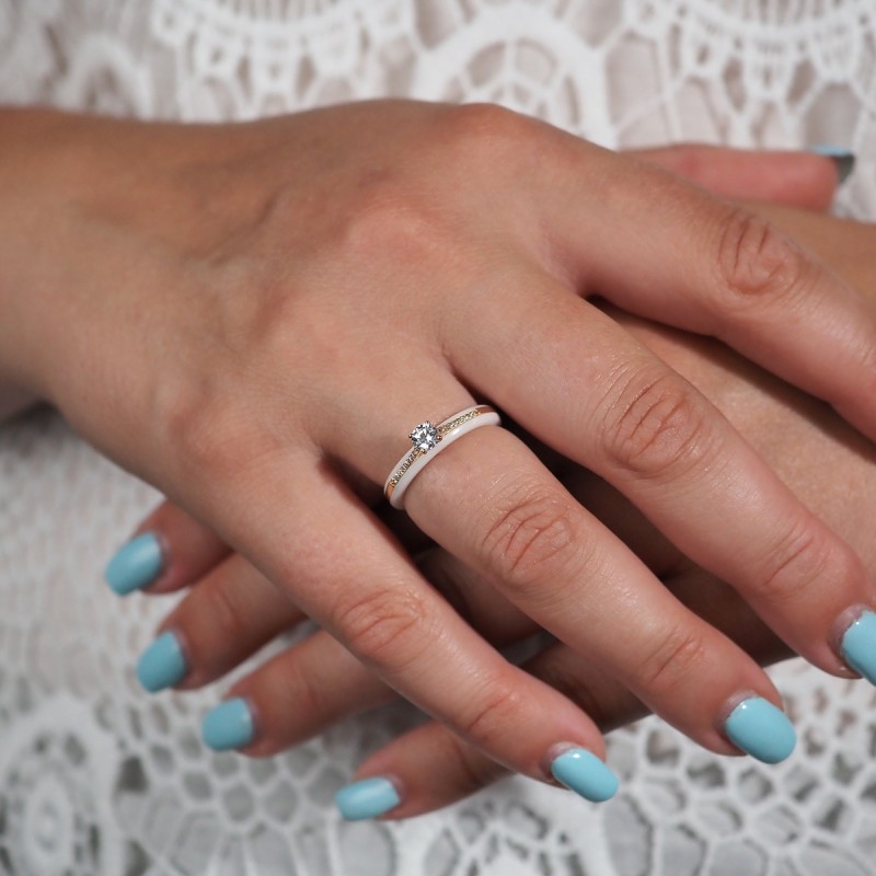 Bague solitaire accompagné femme carador en plaqué or et céramique blanche avec oxydes de zirconiums
