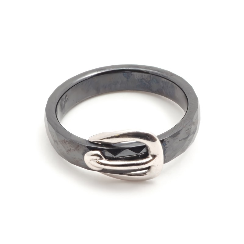 Bague Femme Carador céramique noire facettée avec une boucle de ceinture en argent