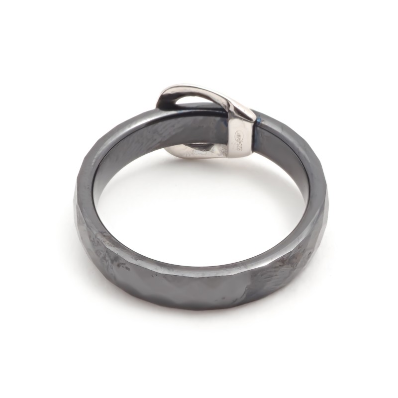 Bague Femme Carador céramique noire facettée avec une boucle de ceinture en argent