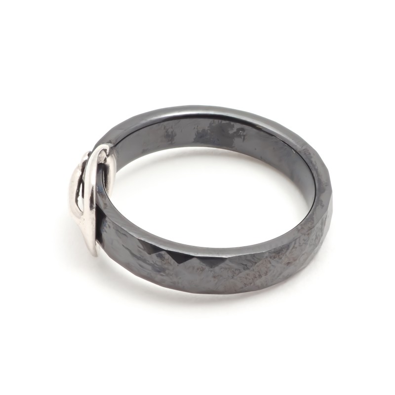 Bague Femme Carador céramique noire facettée avec une boucle de ceinture en argent